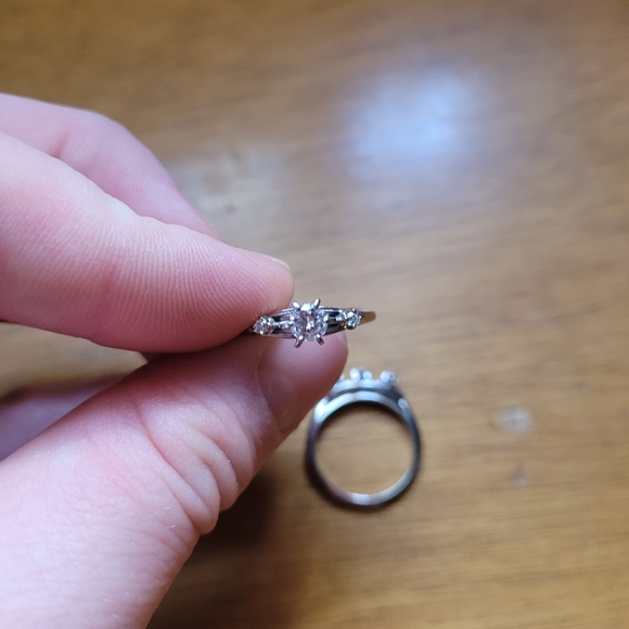 $2000 EMT 18K white gold wedding ring and wedding band. - Picture 4 of 12